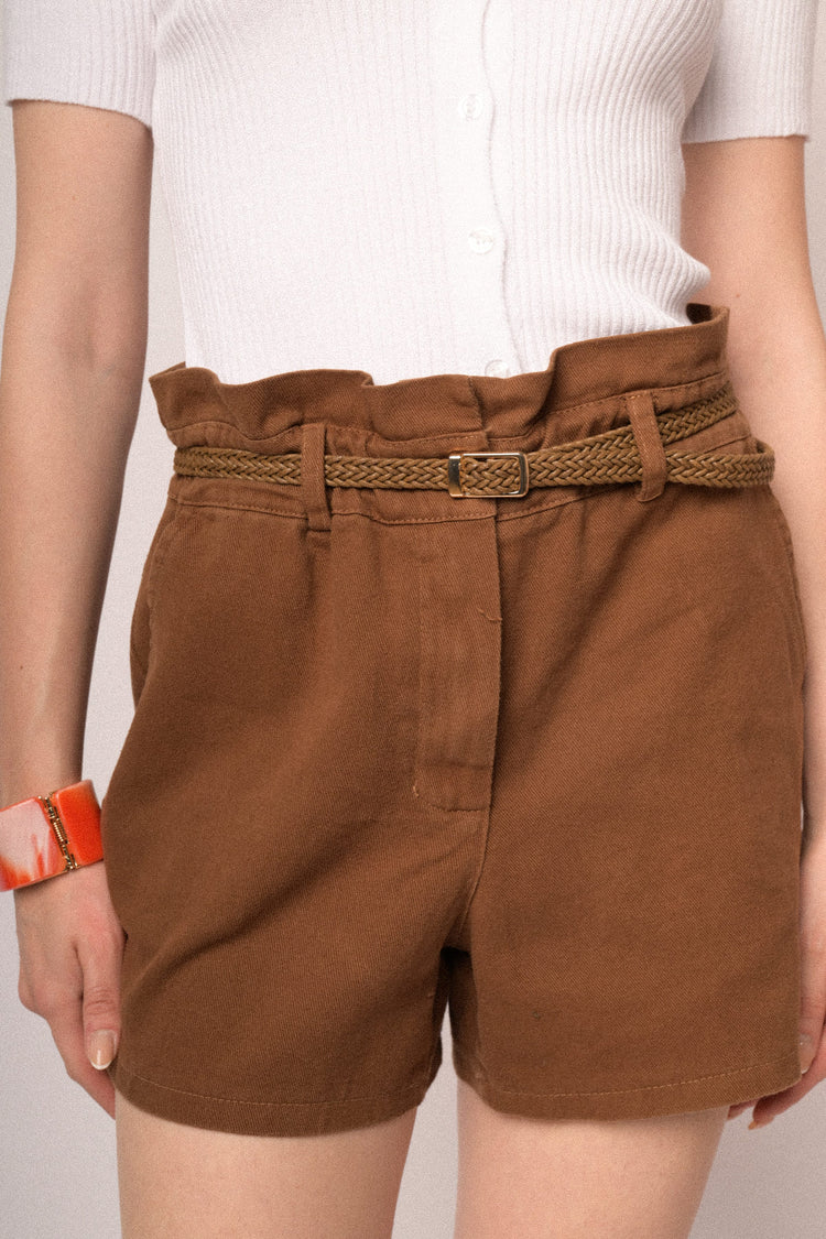 Shorts in cotone color cuoio con cintura