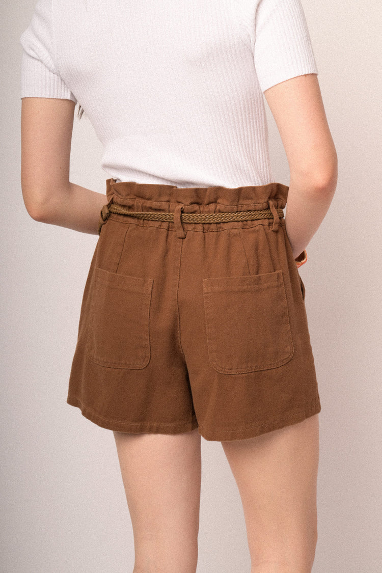 Shorts in cotone color cuoio con cintura
