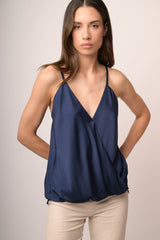 Top in raso blu con scollo a V incrociato