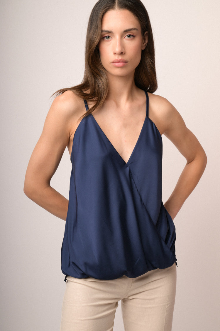 Top in raso blu con scollo a V incrociato