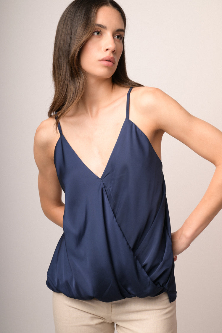 Top in raso blu con scollo a V incrociato