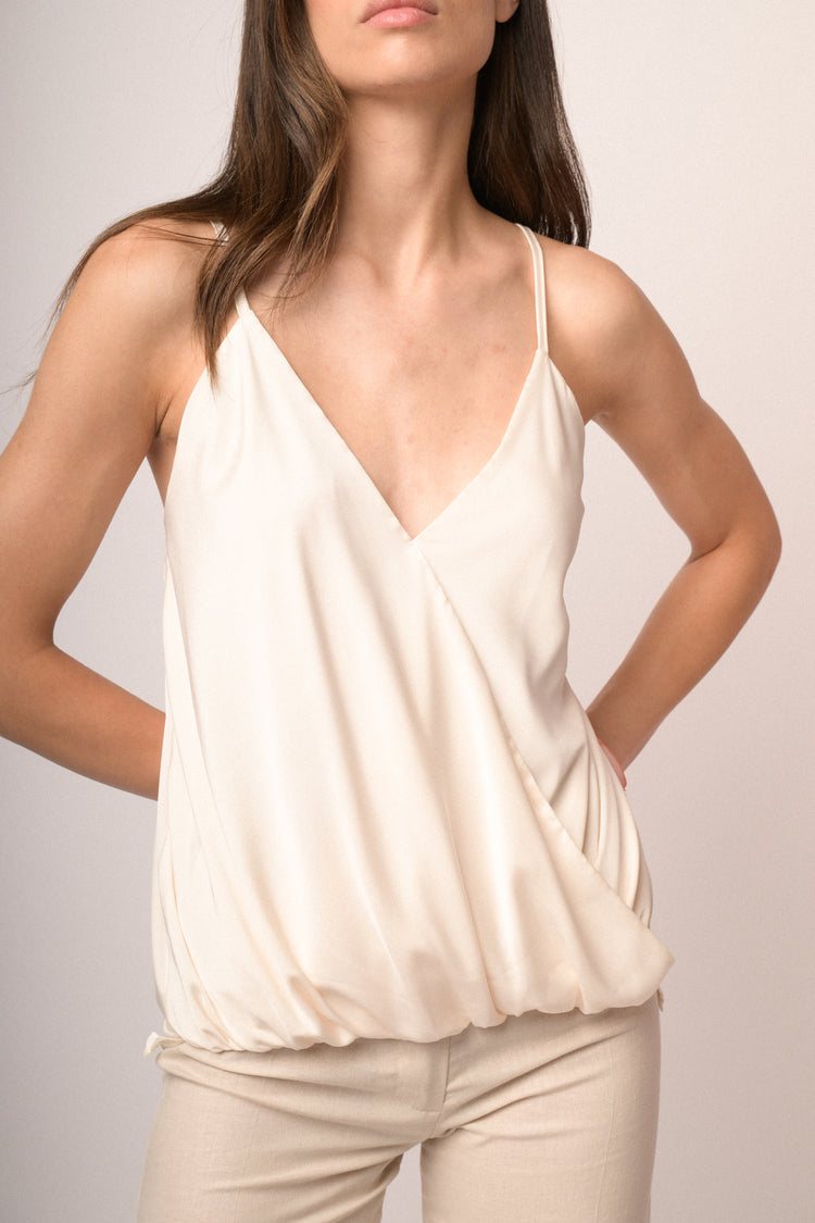 Top in raso bianco con scollo a V incrociato