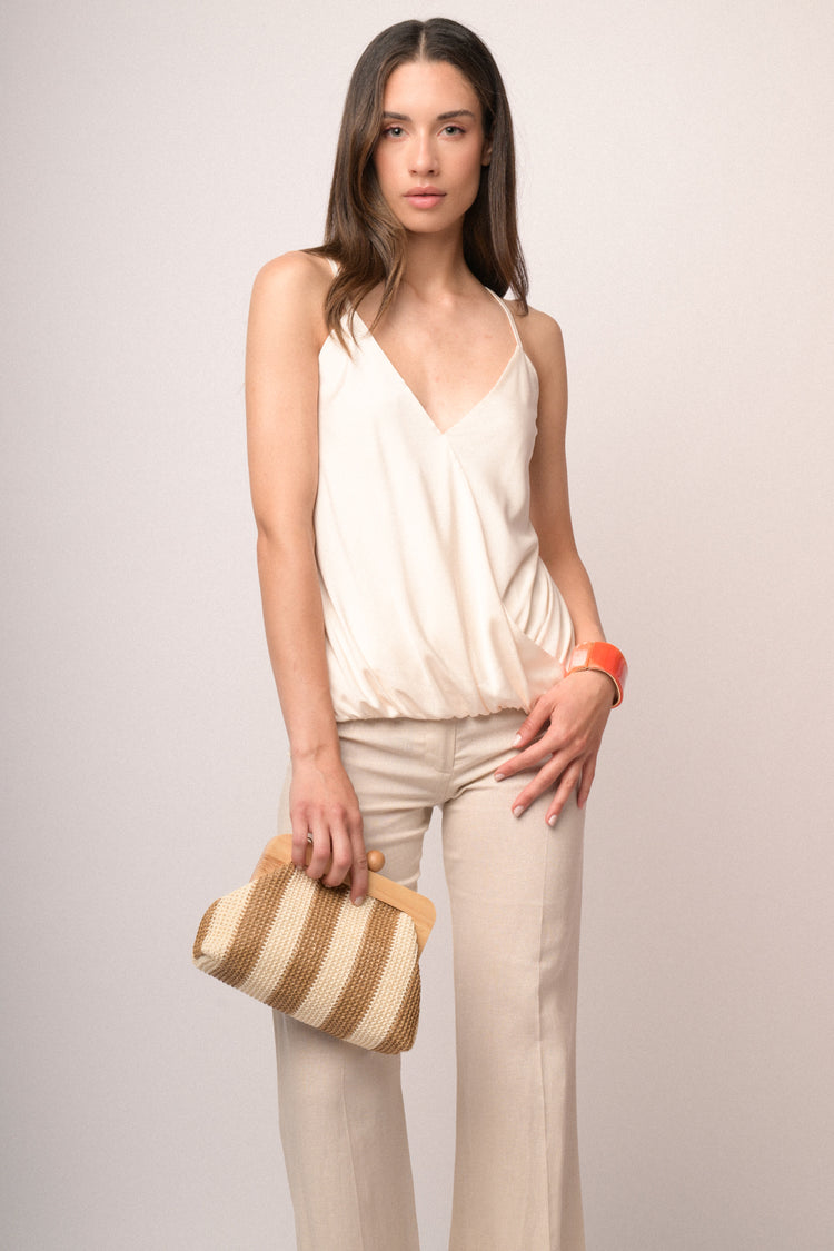 Top in raso bianco con scollo a V incrociato