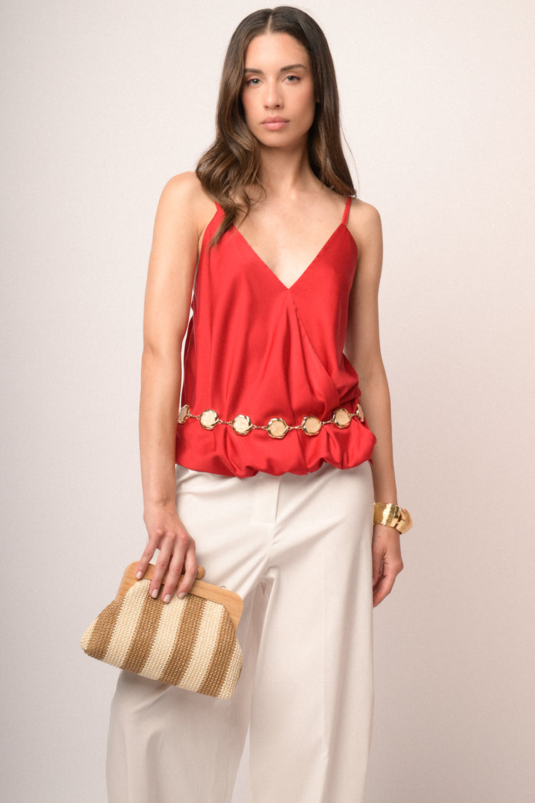 Top in raso rosso con scollo a V incrociato