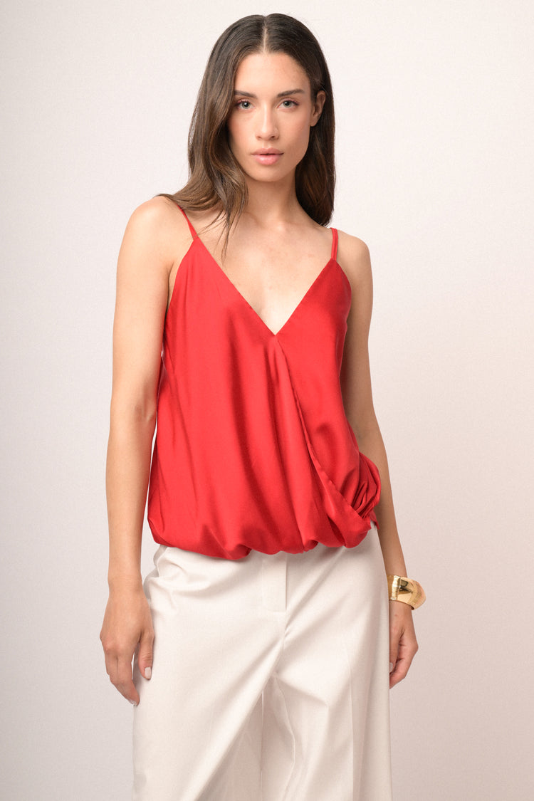 Top in raso rosso con scollo a V incrociato