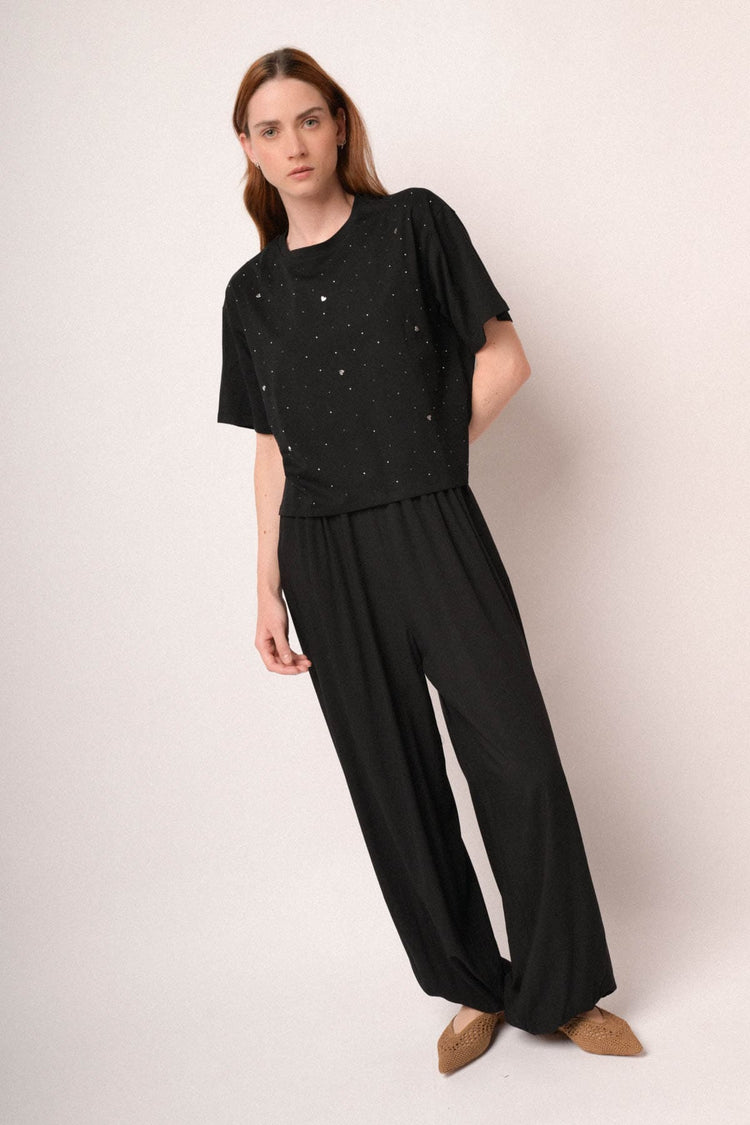 T-shirt nera con strass