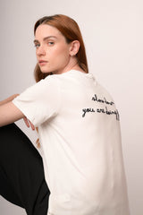T-shirt bianca con scritta ricamata sul retro