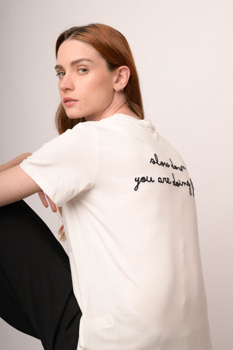 T-shirt bianca con scritta ricamata sul retro