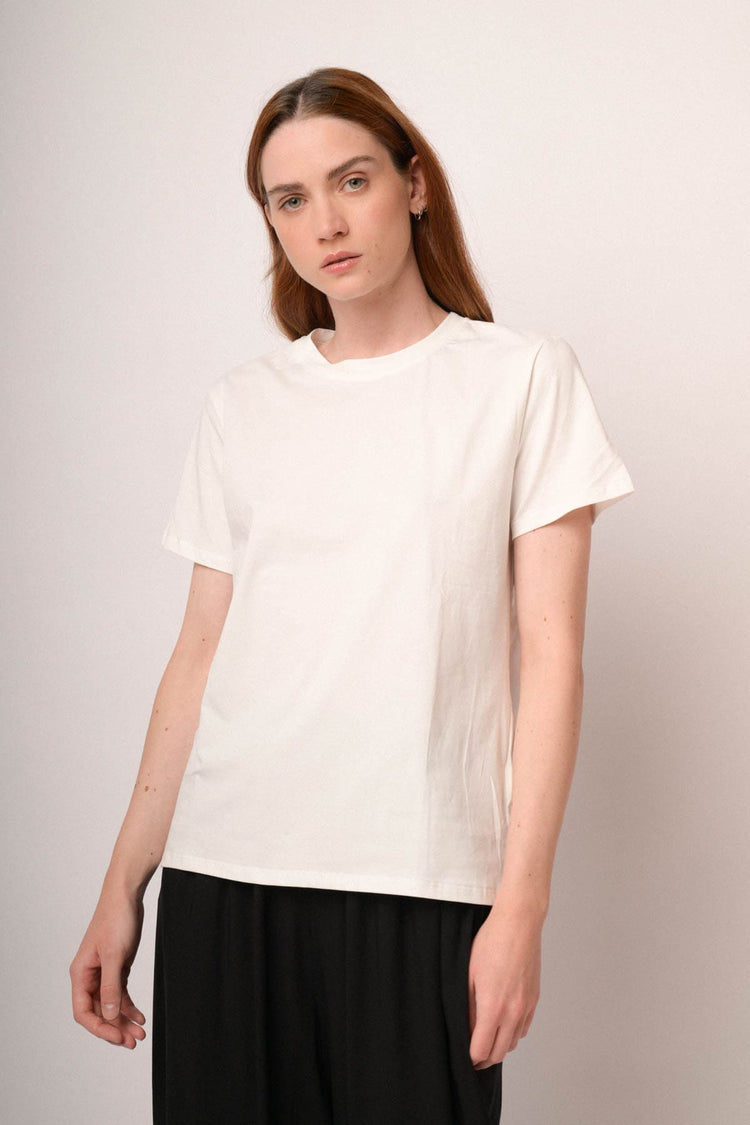 T-shirt bianca con scritta ricamata sul retro