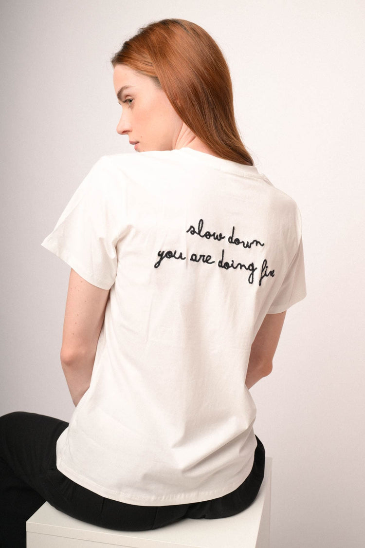 T-shirt bianca con scritta ricamata sul retro