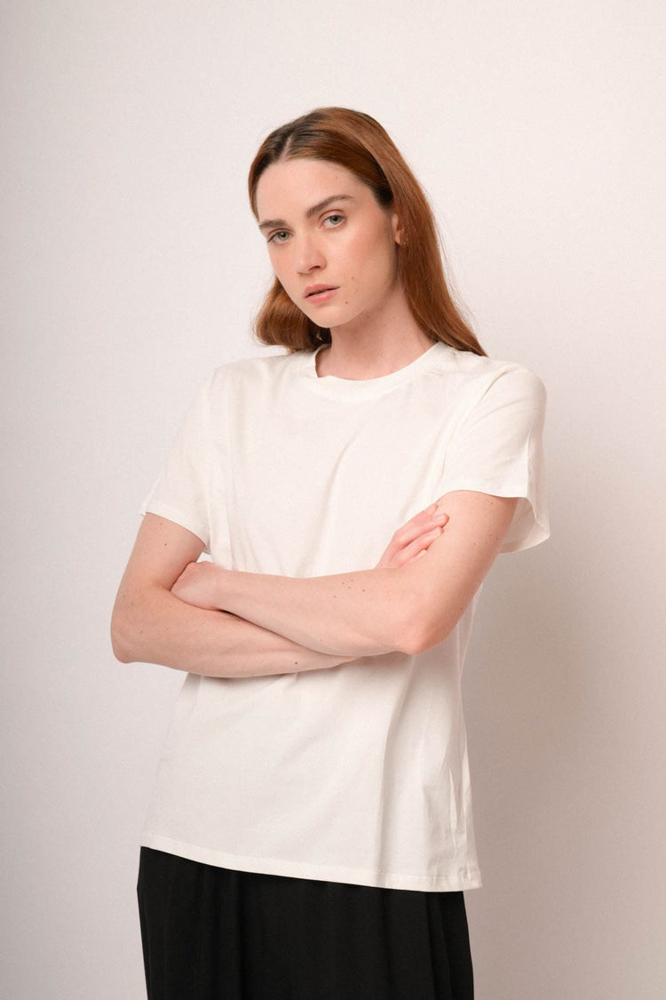 T-shirt bianca con scritta ricamata sul retro