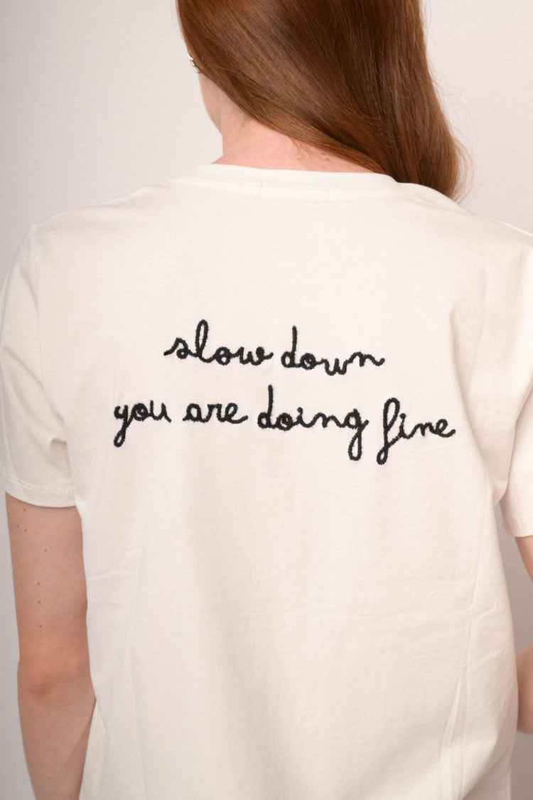 T-shirt bianca con scritta ricamata sul retro
