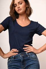 T-shirt con scollo a V a costine