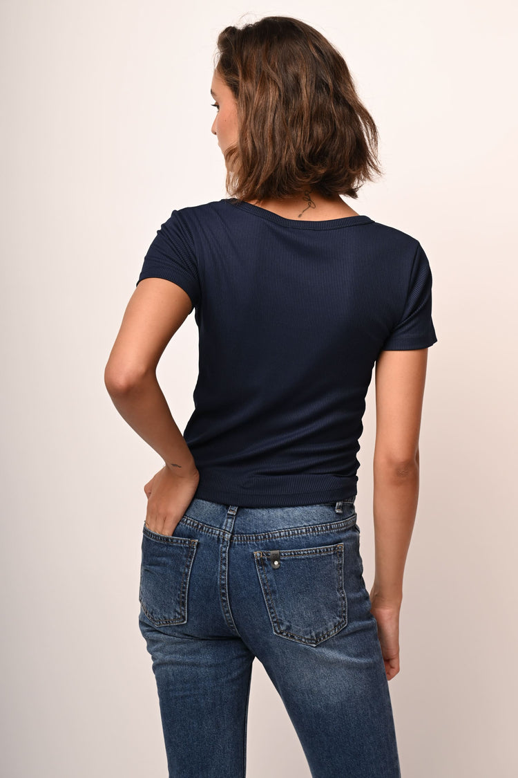 T-shirt con scollo a V a costine