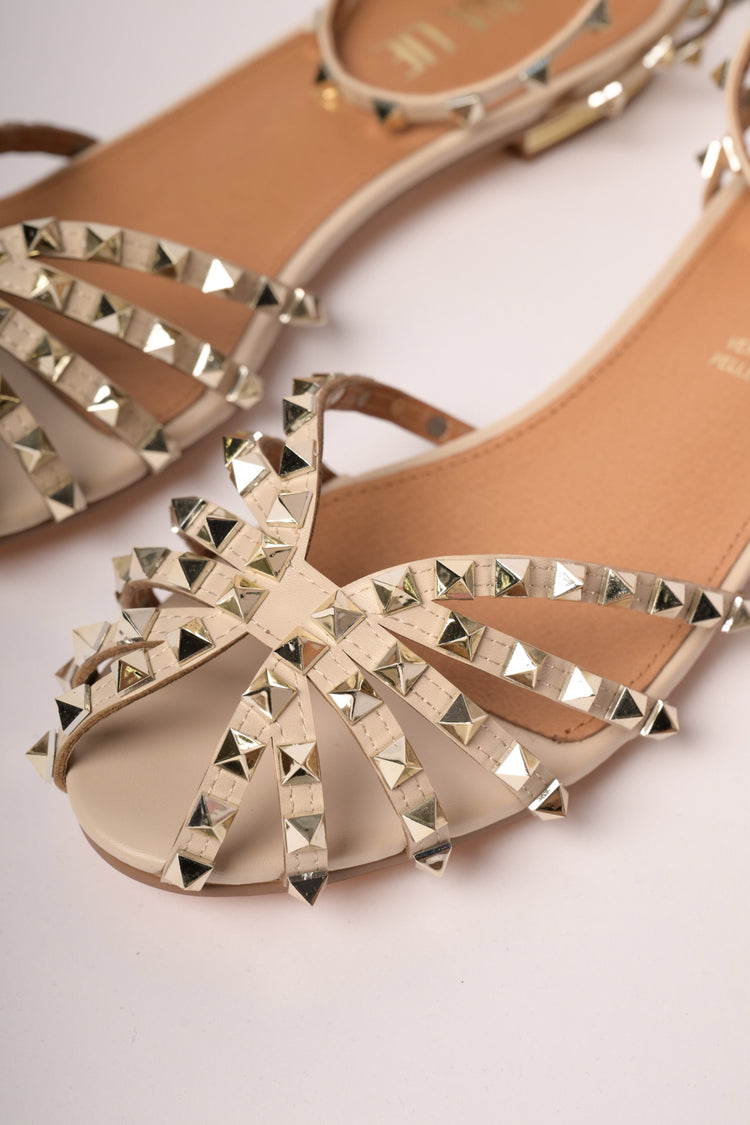Sandali flat nude con borchie oro