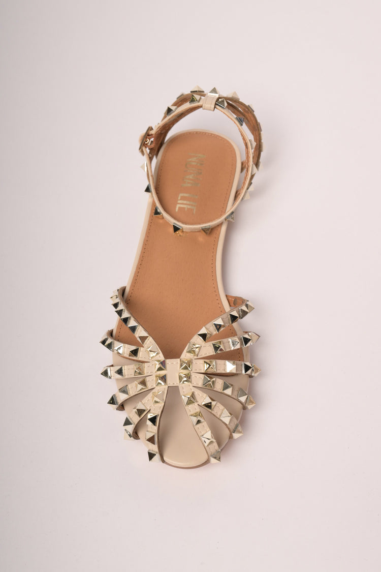 Sandali flat nude con borchie oro