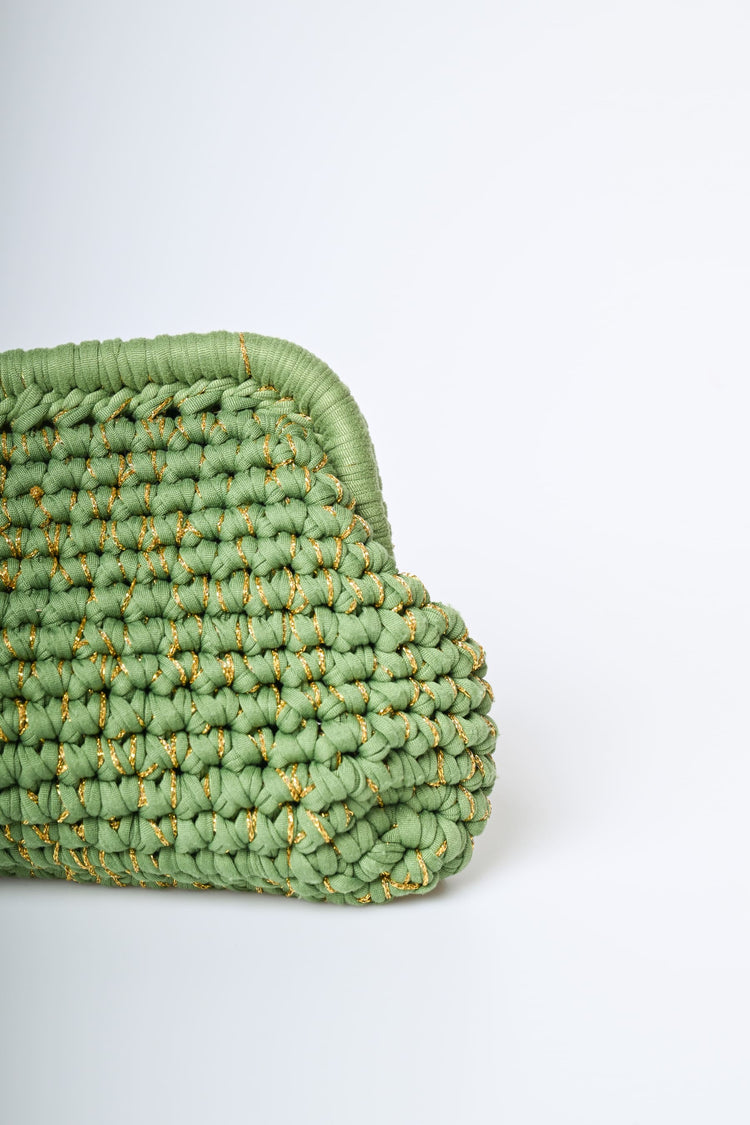 Pochette intrecciata con fili lamé