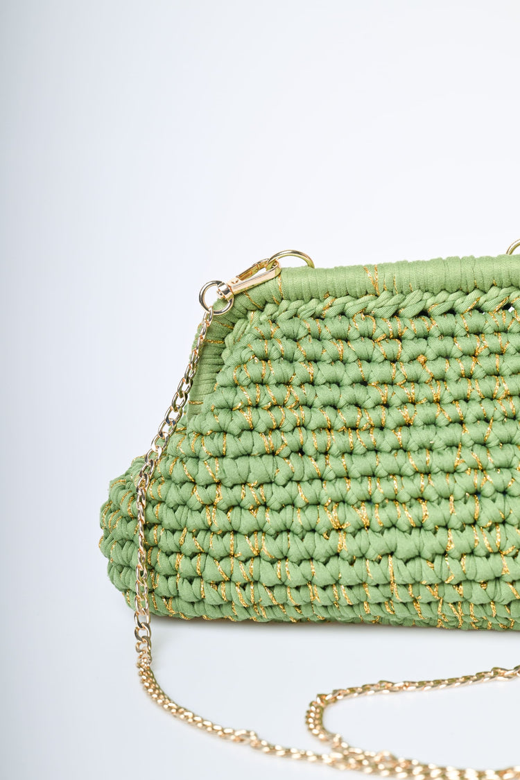 Pochette intrecciata con fili lamé