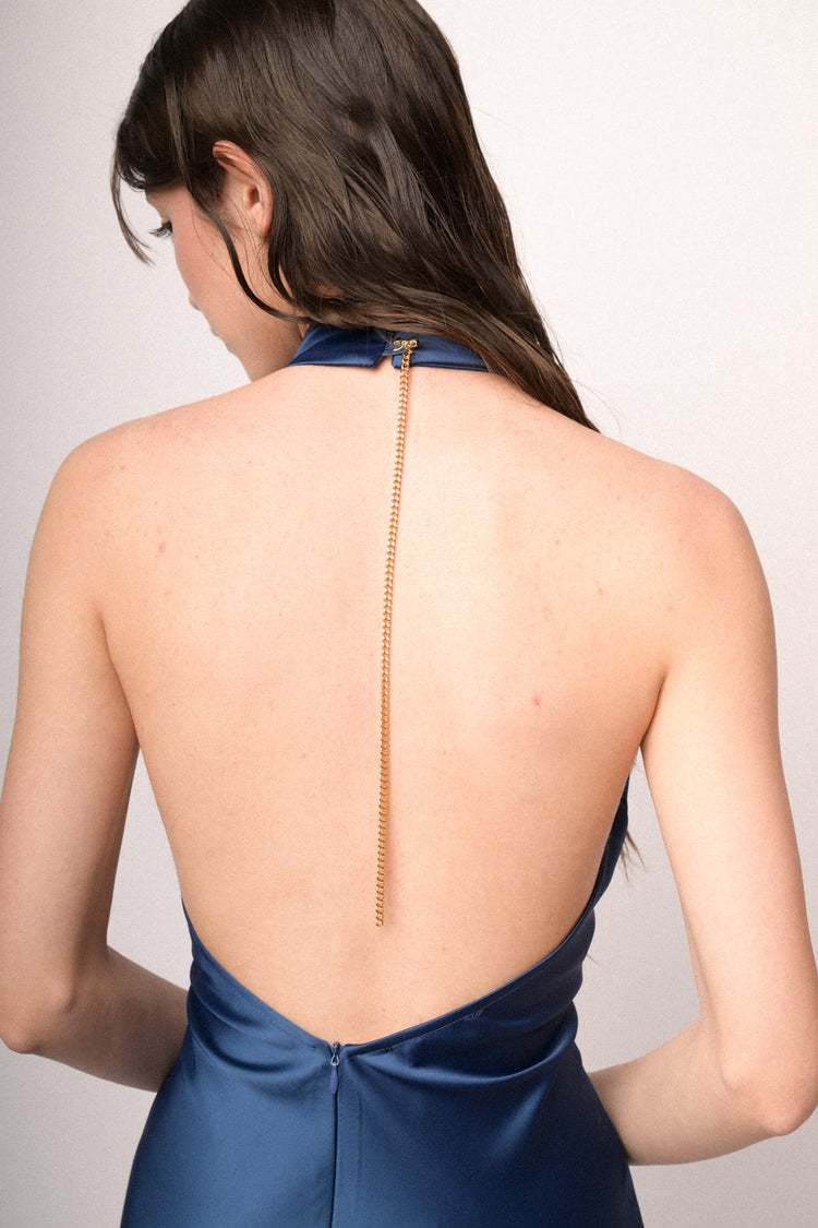 Abito lungo halter in raso blu con catenella-gioiello