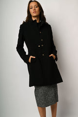 Cappotto con bottone gioiello