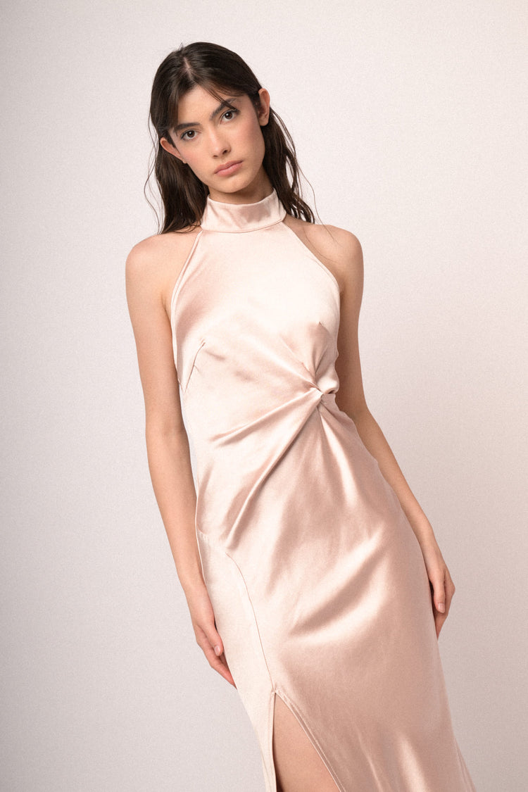 Abito lungo halter in raso cipria con catenella-gioiello