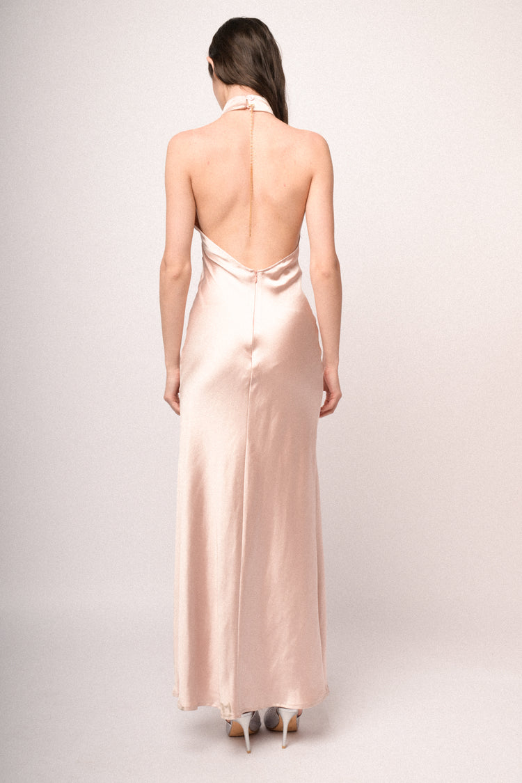 Abito lungo halter in raso cipria con catenella-gioiello