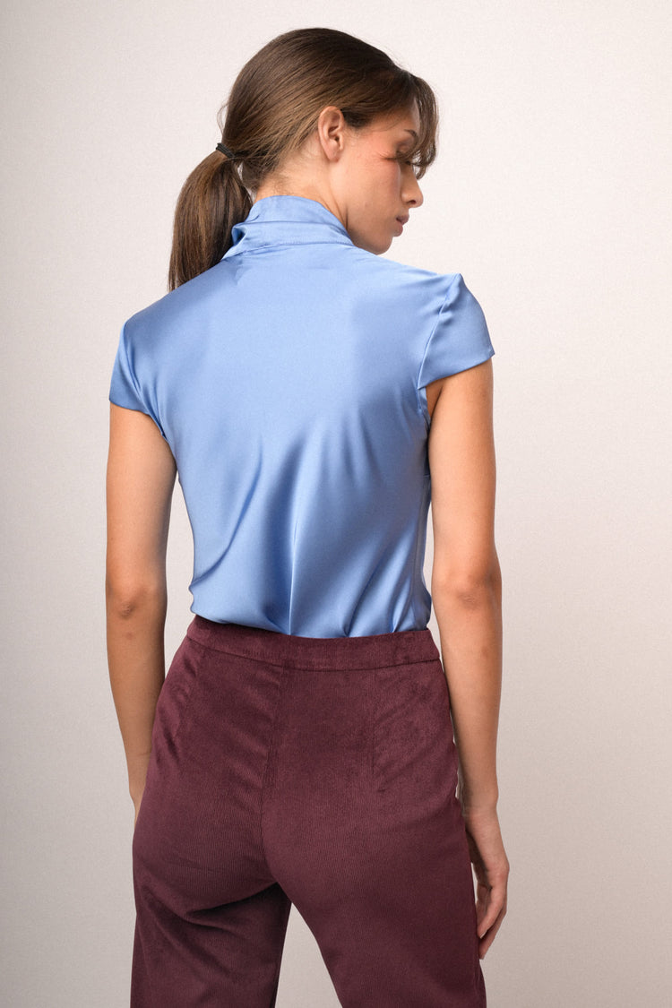 Camicetta in raso azzurro con fiocco da annodare