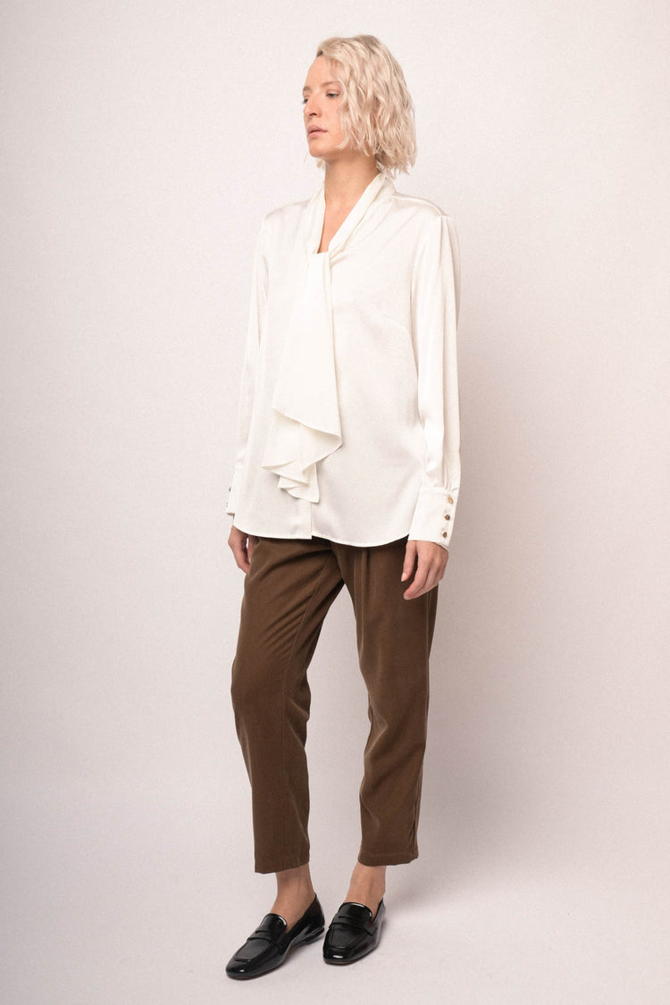Camicia in raso bianco con fiocco da annodare