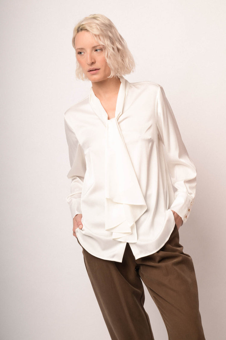 Camicia in raso bianco con fiocco da annodare