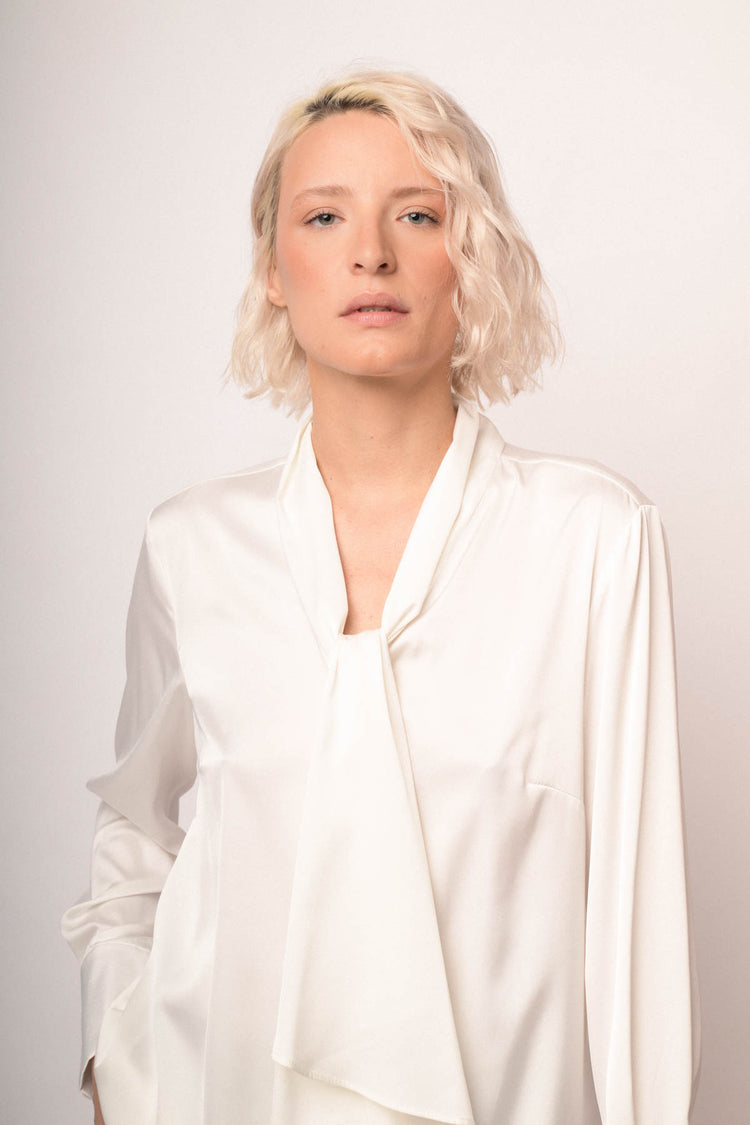 Camicia in raso bianco con fiocco da annodare