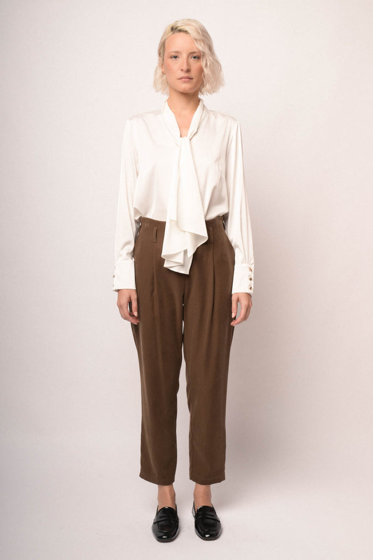 Camicia in raso bianco con fiocco da annodare