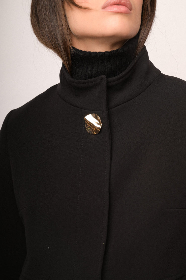 Soprabito nero con bottone gioiello