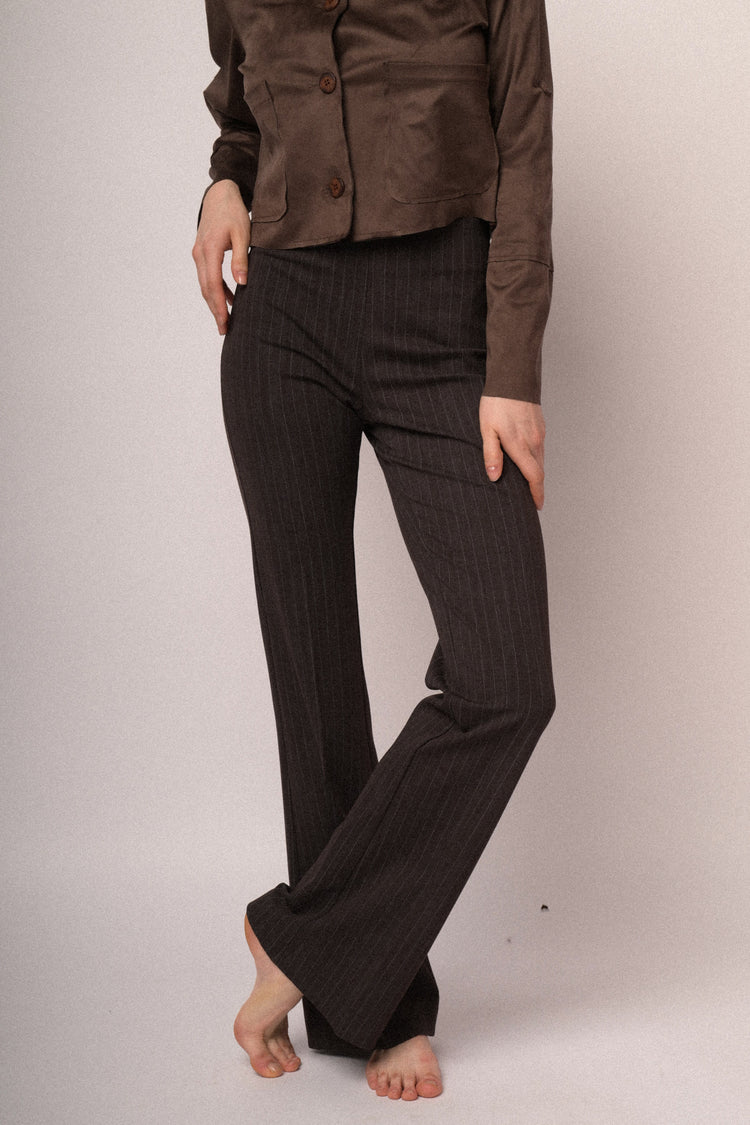 Pantaloni gessati a gamba svasata