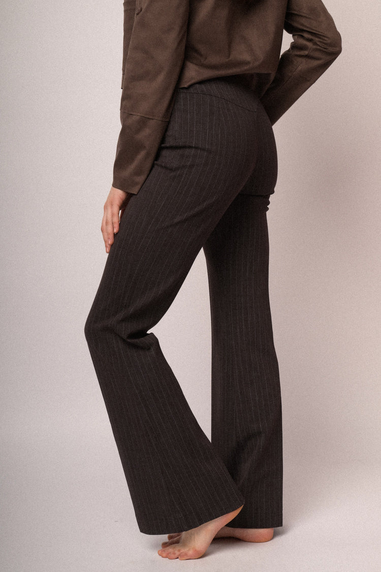 Pantaloni gessati a gamba svasata
