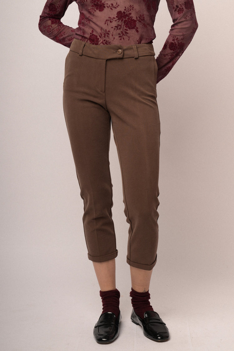 Pantaloni slim-fit misto modal cioccolato