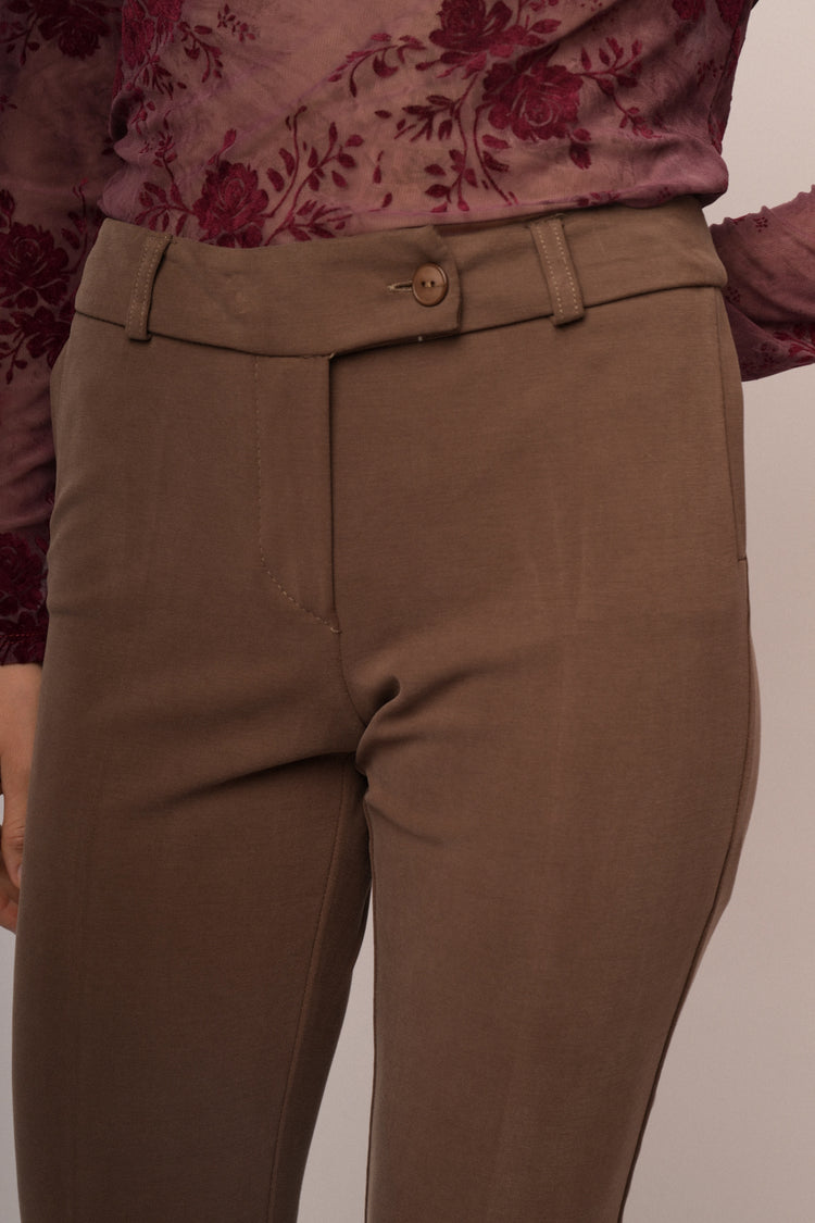 Pantaloni slim-fit misto modal cioccolato