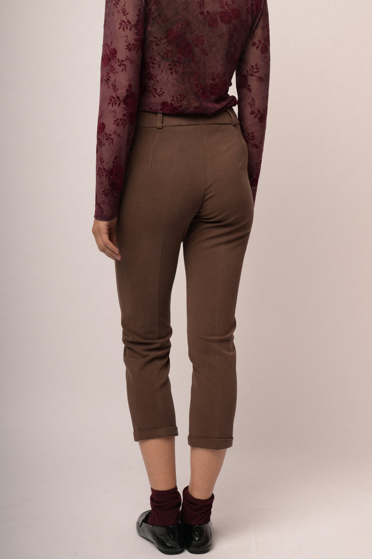Pantaloni slim-fit misto modal cioccolato