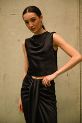 Top in raso con cut-out sul retro
