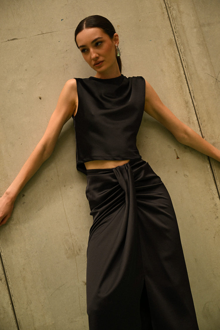 Top in raso con cut-out sul retro