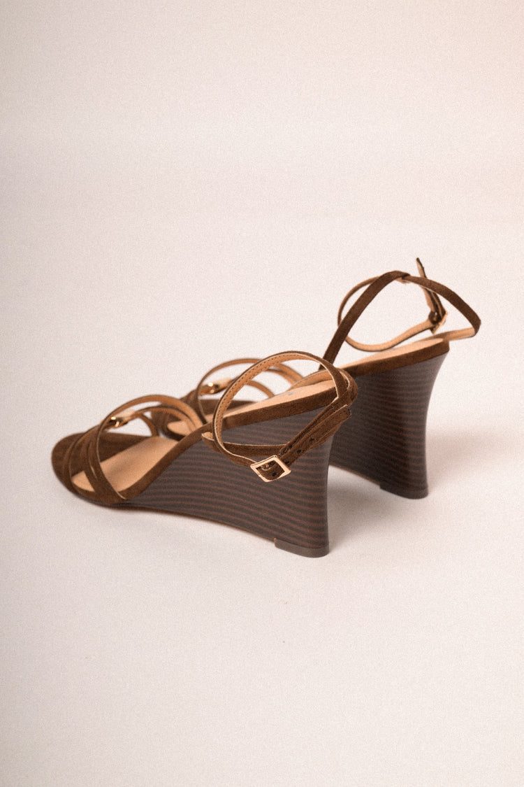 Sandali con zeppa in faux suede testa di moro