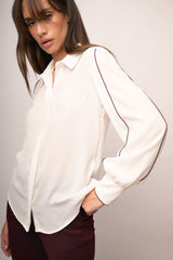 Camicia bianca con maniche a palloncino e profili bordeaux
