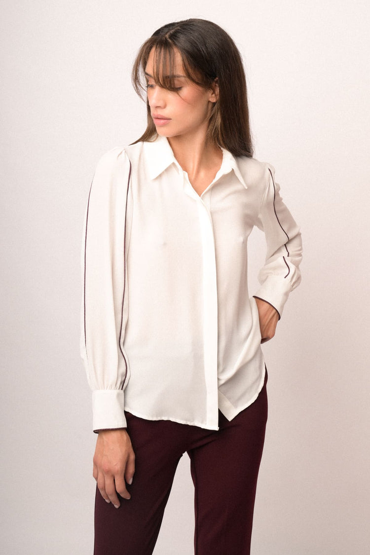 Camicia bianca con maniche a palloncino e profili bordeaux