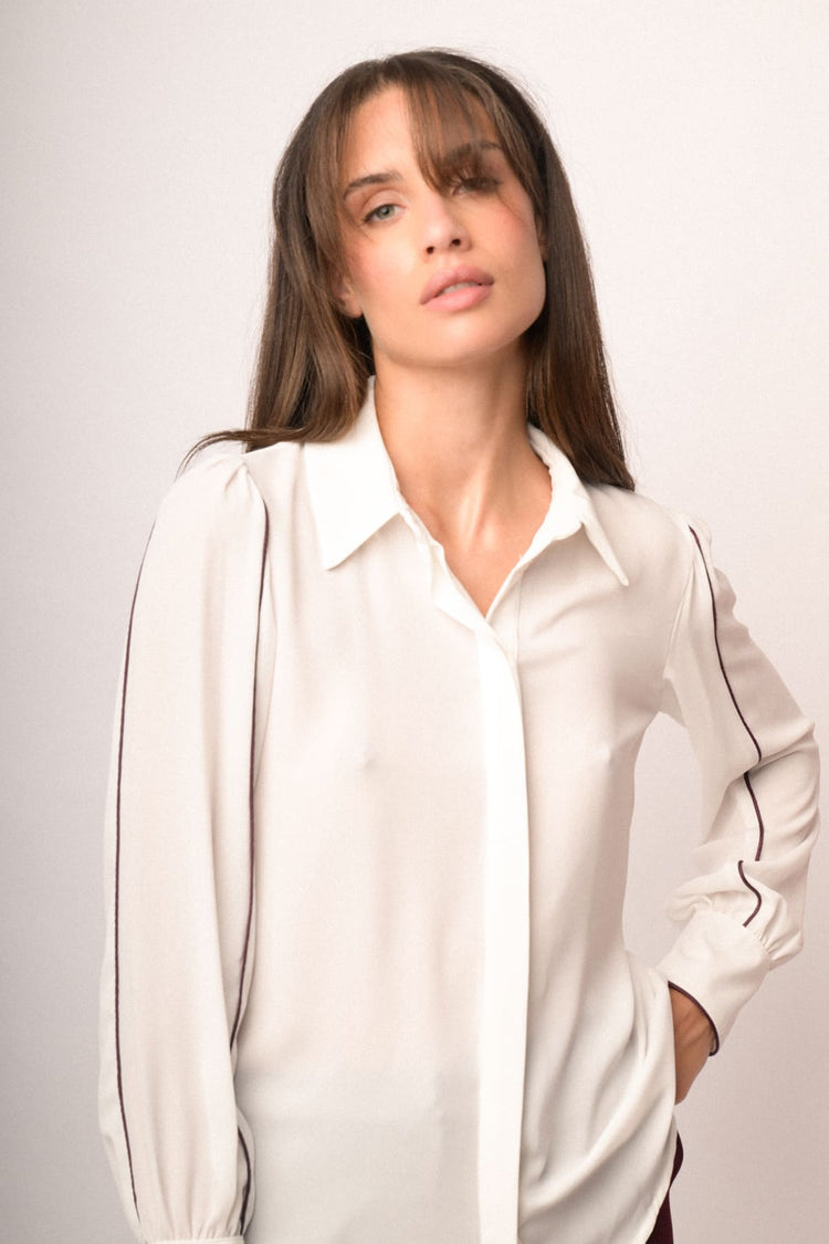 Camicia bianca con maniche a palloncino e profili bordeaux
