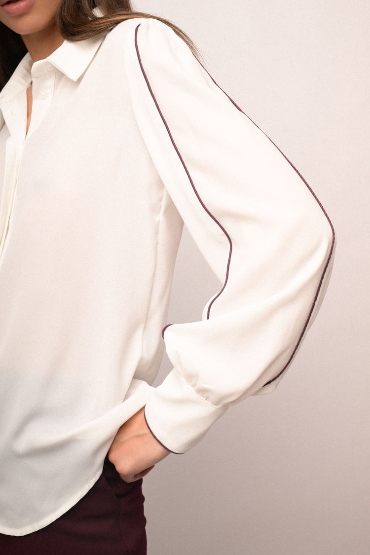 Camicia bianca con maniche a palloncino e profili bordeaux