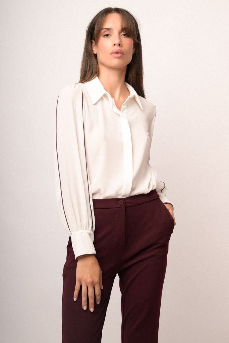 Camicia bianca con maniche a palloncino e profili bordeaux