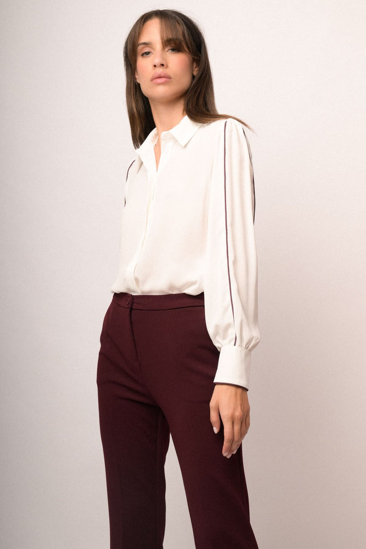 Camicia bianca con maniche a palloncino e profili bordeaux