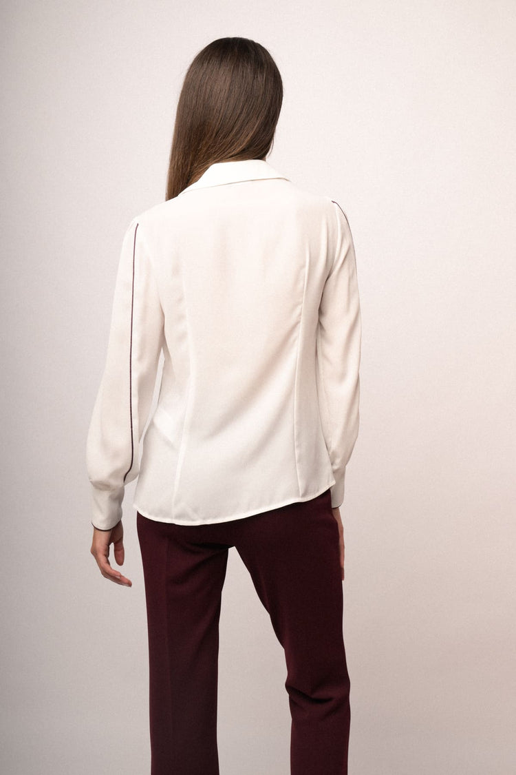 Camicia bianca con maniche a palloncino e profili bordeaux