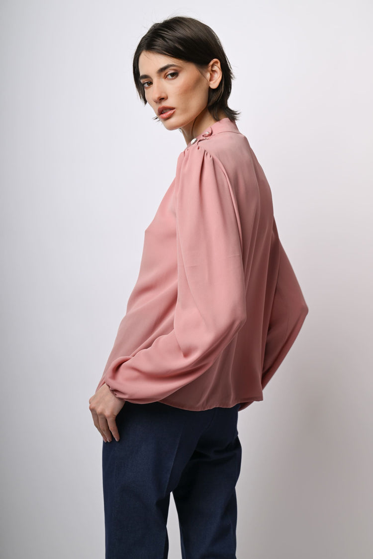 Blusa con bottoni sulla spalla