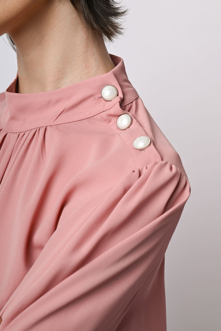 Blusa con bottoni sulla spalla