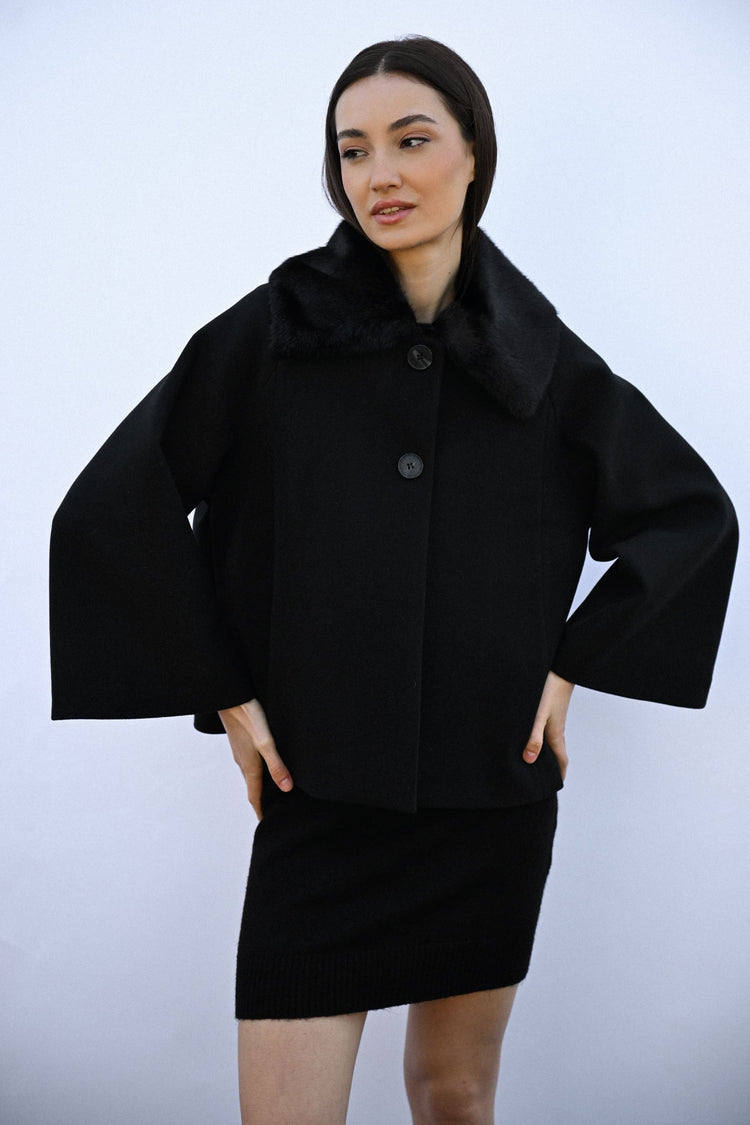 Cappotto corto con colletto in faux fur